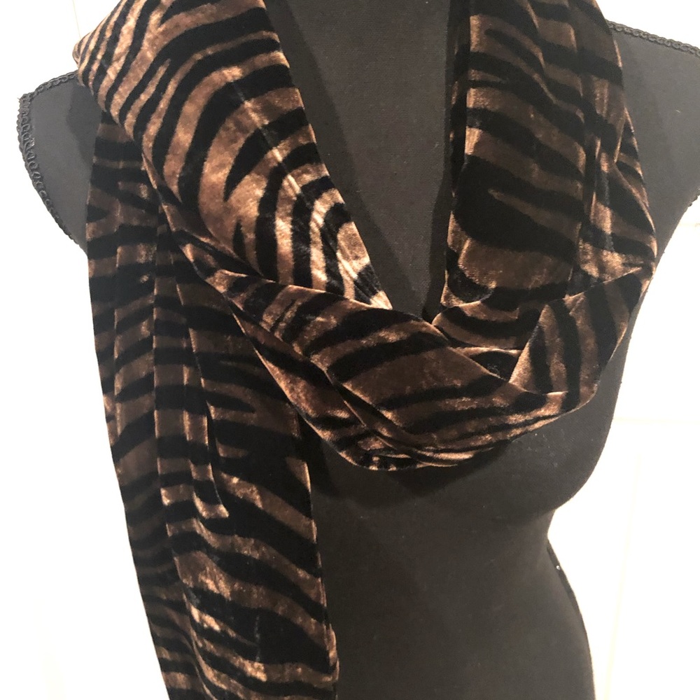 Scarf black and gold with black fringe